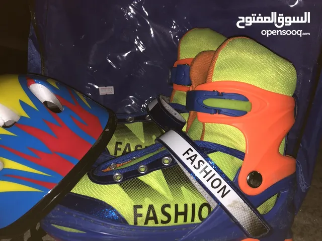 سكيت استعمال اسبوعين فقط و النمرة بتكبر من 35 إلى 38 مع طاقية حماية و شنتة السكيت