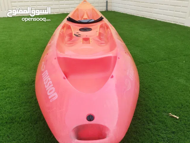 قارب كاياك شخصين ولوح تزلج على الماء  وقارب بلاستيك شفاف