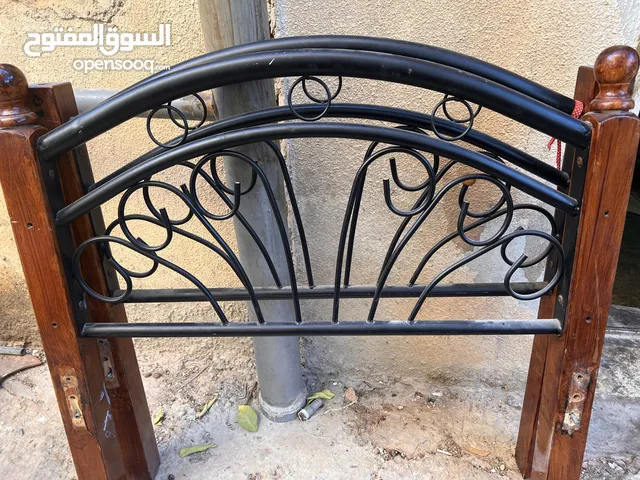 سرير حديد وخشب