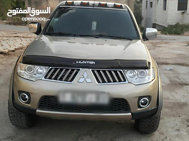 تندر ميتسوبيشي هنتر 4×4 ديزل ماطور 2500تيربو جير عادي ... موديل 2010