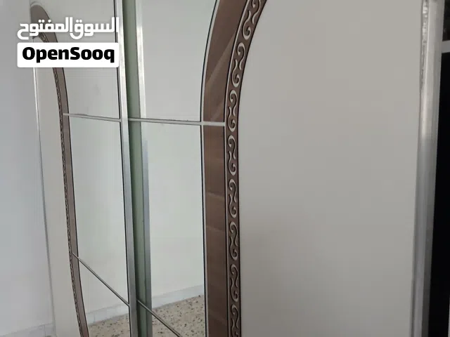 غرفة نوم بحالة جيدة
