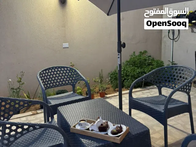 مضلة بالقاعدة شبه جديدةً