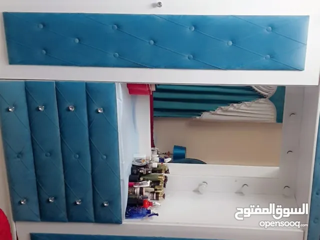 للبيع غرفة نوم استعمال خفيف فيها سرير كبير  بمقاس 180سم ×200سم وعدد 2كوميدينو