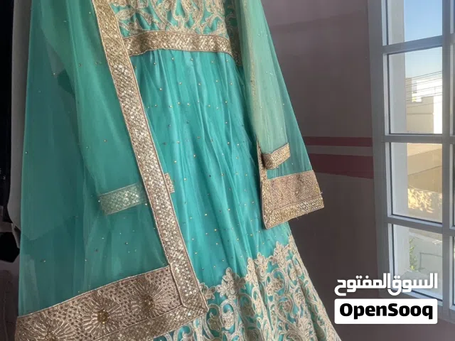 تم تخيفض سعر الفستان مع الشيله الى 20  ريال