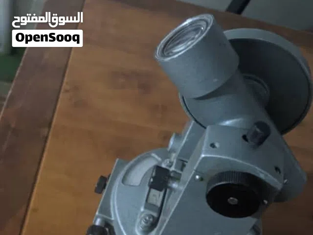 جهاز  *ثيودوليت* (Theodolite)،
