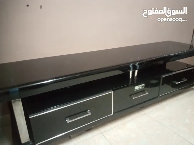 طاوله شاشه للبيع طاوله شاشه لامع الحاله جيده شبه جديده للبيع بسعر 50 دينار فقط سعر حرق