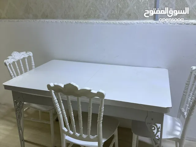 ميز طعام مع 3 كراسي وبعد ينفتح ويتكبر