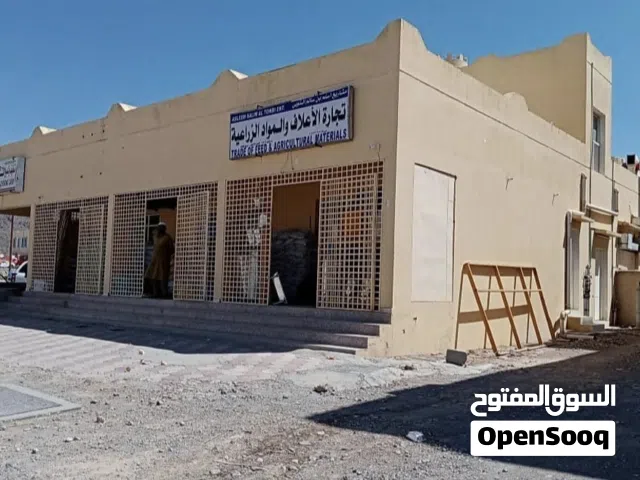 أرض تجارية للبيع بها 8 محلات في موقع استراتيجي خلف محطة الوقود وقريب من جميع الخدمات جميع المحلات