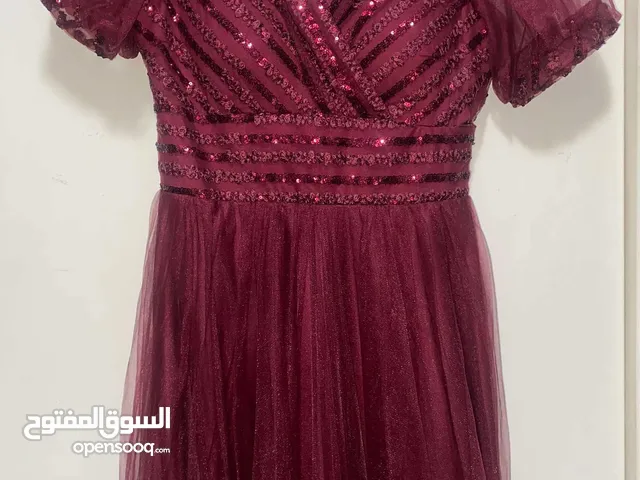 فستان سهرات أنيق بلون عنابي فاخر