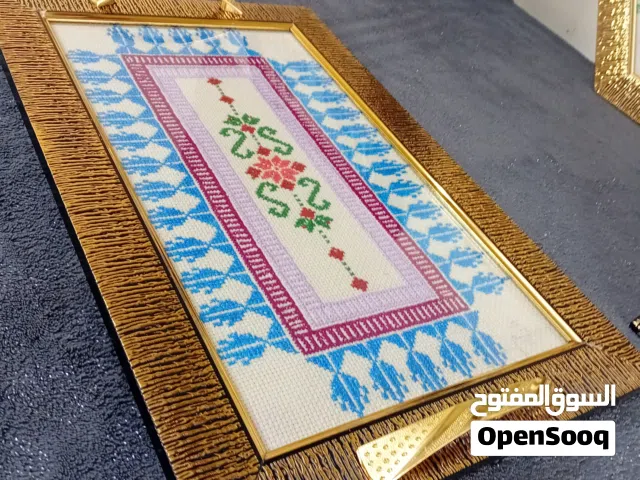 متوفر لوحات فنية وصواني الموجودات بالصور وحسب الطلب شو ما كانت الوحة طبعا كل وحدة الها سعرها الخاص