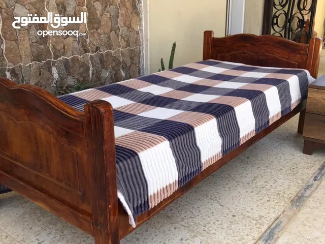 سرير خشبي نضيف