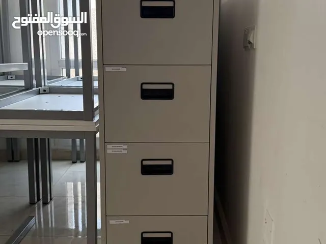 أثاث مكتبي بحالة ممتازه ( أدراج - رفوف- طابعات-...)