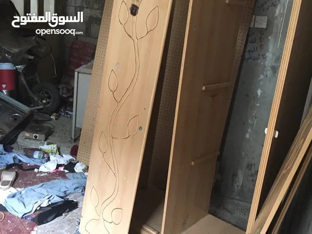 عرطة درج فتحتين مستعمل نظيف بعشرين الف بس بابين وتحت الباب اليمن درجين صغغاروفوق ثلاث رصات ملابس وا