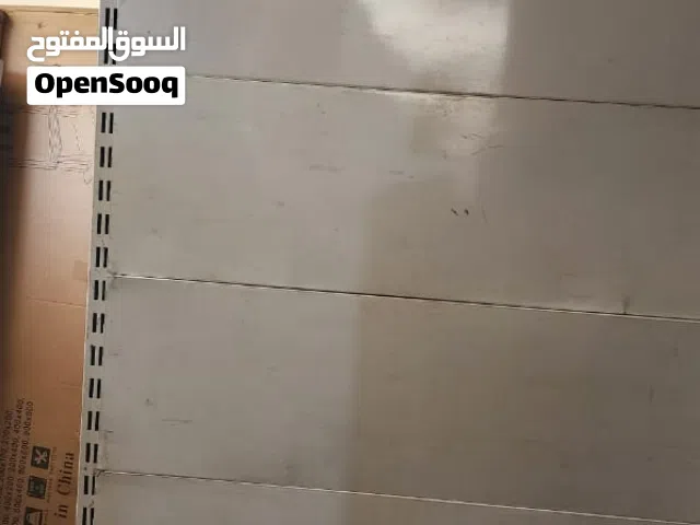 حامل مع رفوف حديد للعرض