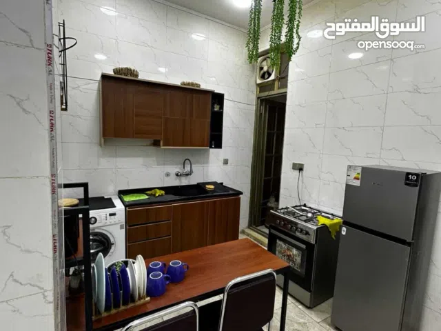 شقة مؤثثة للإيجار مرتبه ونظيفه في مكان راقي وجميل جدا للاستفسار اكثر اتصل على الرقم الموجود في الوصف