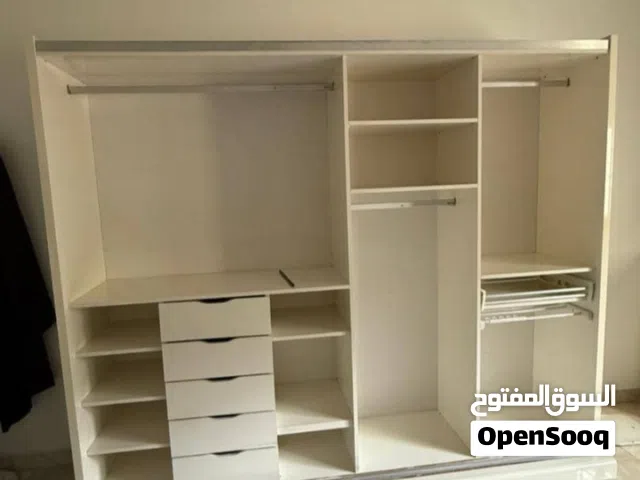 دولاب ملابس متوسط الحجم باللون الأبيض