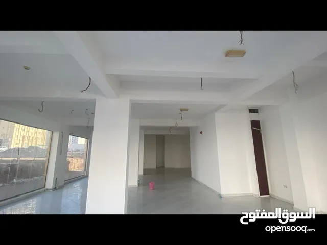 معرض وشقة للإيجار مفتوح من 3 جهات ومطل على شارع نستو