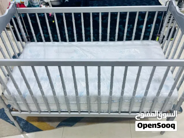 سرير طفل نظيف جدا القياس 125 ب65 مع دوشك جديد مغلف