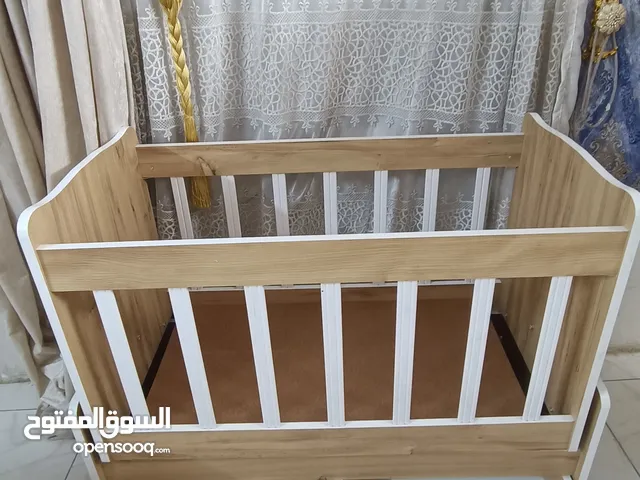 سرير طفل جديد حيل نظيف ولا مستخدم