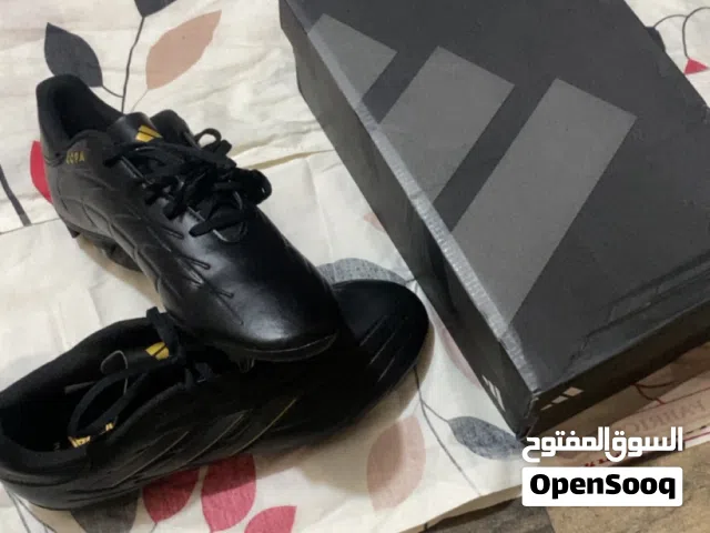 حذاء كرة قدم اديداس كوبا مقاس 43 اللون الأسود والذهبي