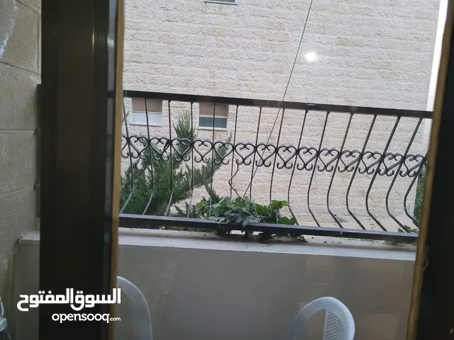 شقه للبيع او الإيجار مفروشه او فارغه بمساحة 100 متر شبه أرضي تقع في منقطعة الجاردنز بالقرب من جبري