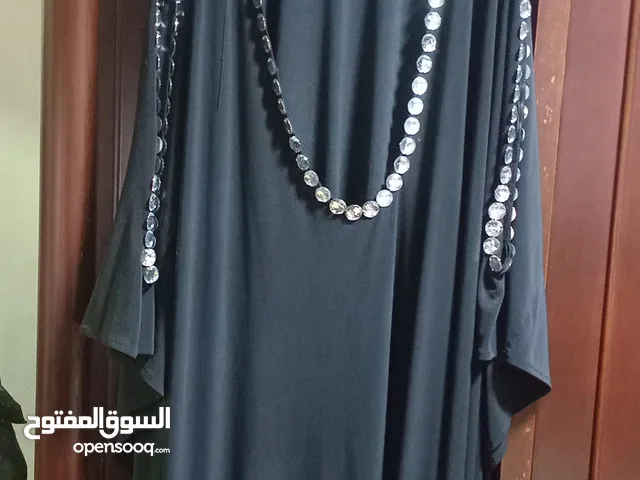 دشداشه لون اسود وفستان لون سلفر وجكيت لون احمر رسمي