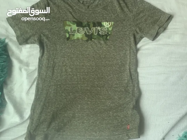 T-shirt Levi’s في سعر جدا مناسب من عمر 10-12 متوفر في كندا فقط collection ليفايز الجديد بأنسب سعر