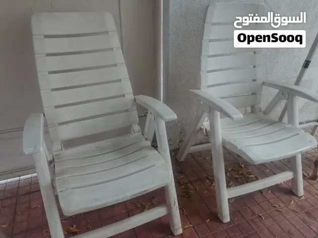كراسي بيضاء
