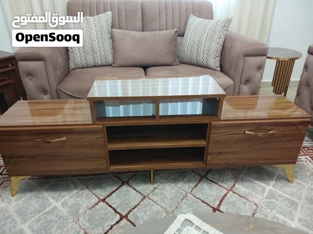 طاولة تلفزيون مع رفوف تعليق