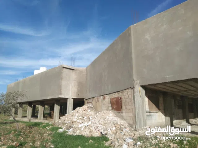 مخازن وشقق في دير السعنة للبيع