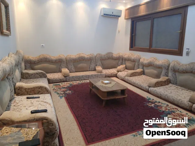 فيلا حديثة من طابقين مع مطبخ خارجي مساحة الأرض 600 متر و مساحة المسقوف 700متر.