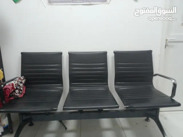 يوجد كرسى ثلاثى  ويوجد كرسى جلد  ويوجد سرير طبي  وسرير تانى طبى