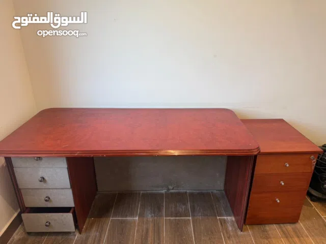 مكتب بحالة ممتازة مع خزانة ادراج