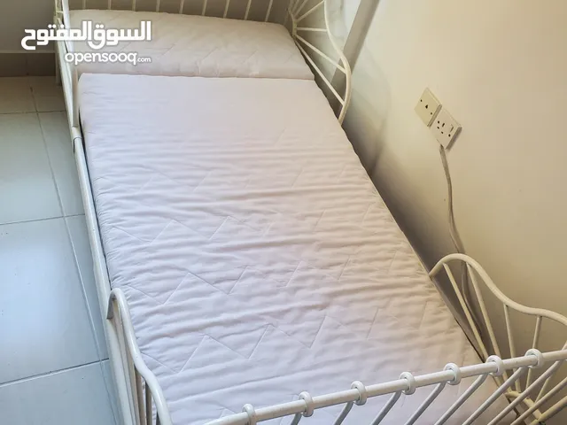 للبيع سرير ابيض ايكيا بحالة ممتازه