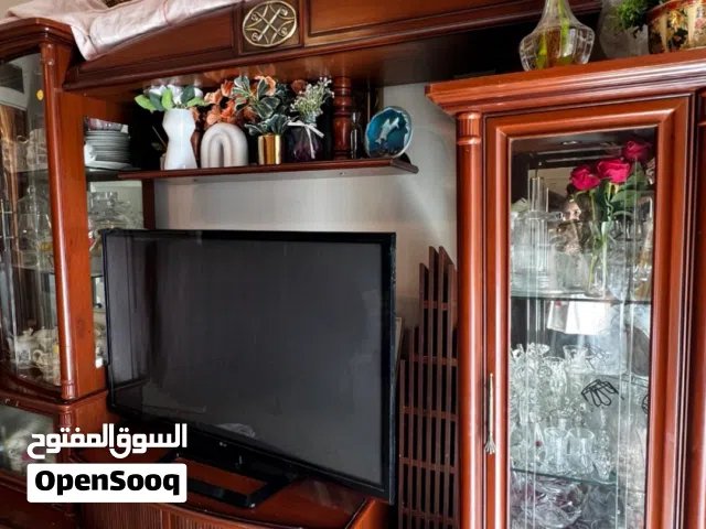 مكتبة ومدخل ومدرج ديسكات للبيع بسبب تغير الاتات اللي يدور علي شي مرتب استعمال نظيف جدا