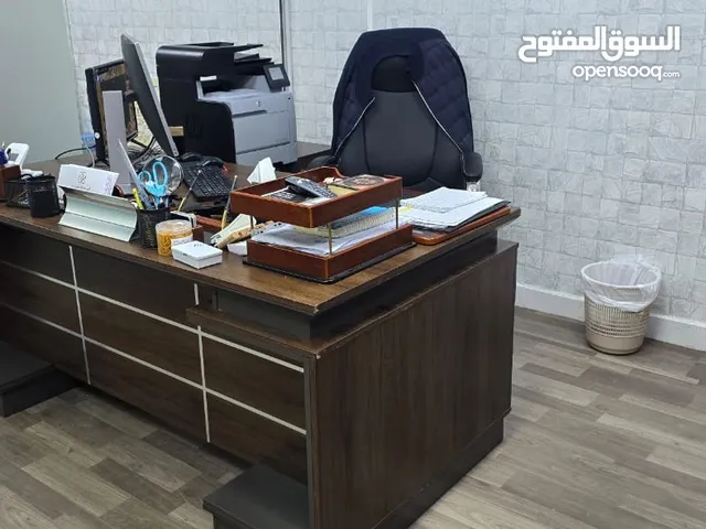 للبيع اثاث مكتب شبه جديد