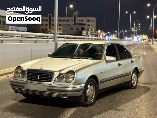 1996 مرسيدس بنز الفئة-E E 200