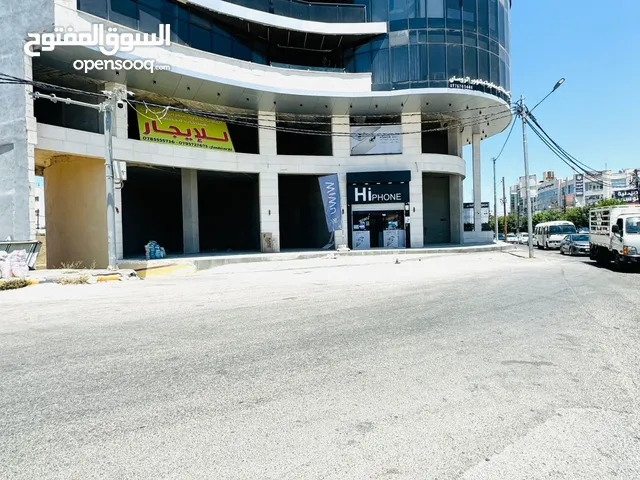 معارض/محلات تجارية فخمة وموقع استراتيجي