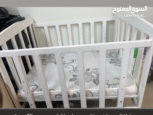 سرير ومجموعة اغراض طفل مستخدم
