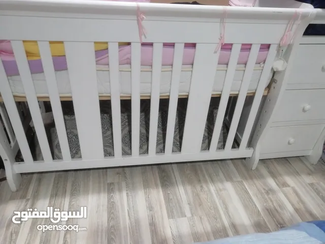 سرير اطفال بحالة ممتازة مع مرتبة البغلي و مع وحدة ادراج