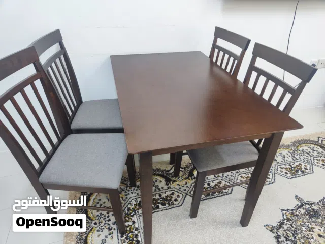 طاولة طعام بحالة ممتازة
