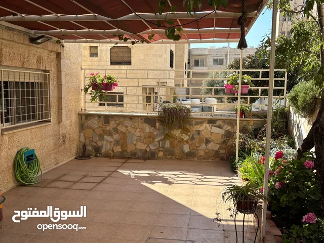 دوبلكس أرضي مميز بمساحة واسعة وحديقة خاصة في موقع استراتيجي بالقرب من شارع الجامعة الأردنية