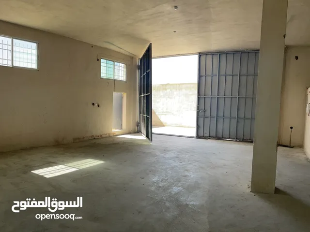 مستودع / تسوية للإيجار 550 متر مربع للايجار في أبو علندا كهرباء 3 فاز مع توفر إذن اشغال