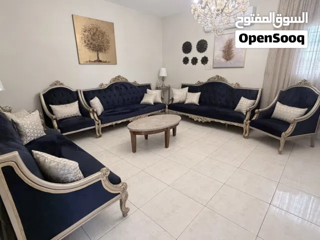 كنب للبيع المستعجل مستعمل جديد و نظيف جدا ومحافظ عليه كحلي ملكي 3 كنبات كبيرة + 2 مفرد