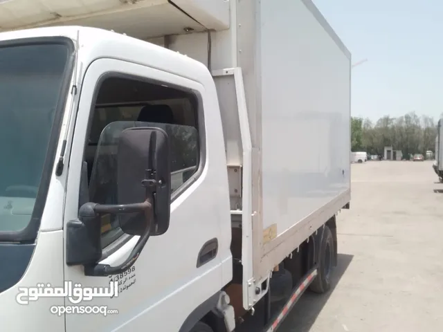 شاحنتان هاف لوري ثلاجة موديل 2007 و2009 للبيع برافعه وماكينات كارير