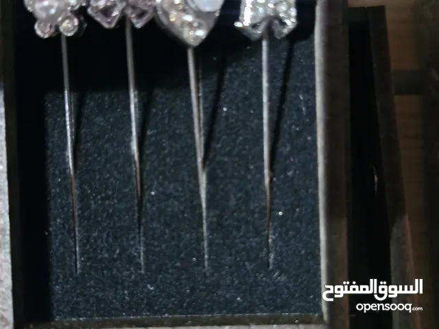 دبوس وشاح حاد وجميل للغاية