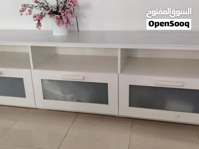 للبيع مكتبة تلفزيون و ارفف و كومودينو و مكتب و كرسي مكتب