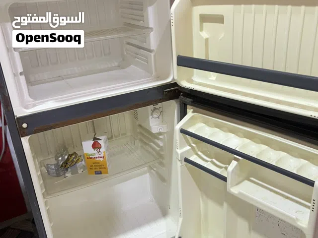 ثلاجه صغيره شغاله مرتبه ونضيفه جدا