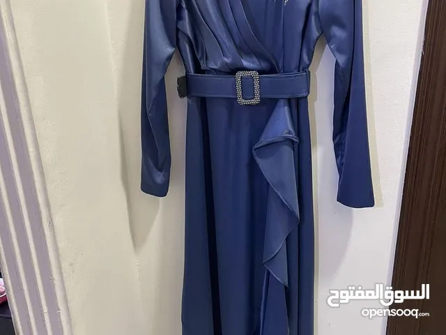 فستان ازرق تيركوازي شبه جديد وبحالة ممتازة بسعر مغري