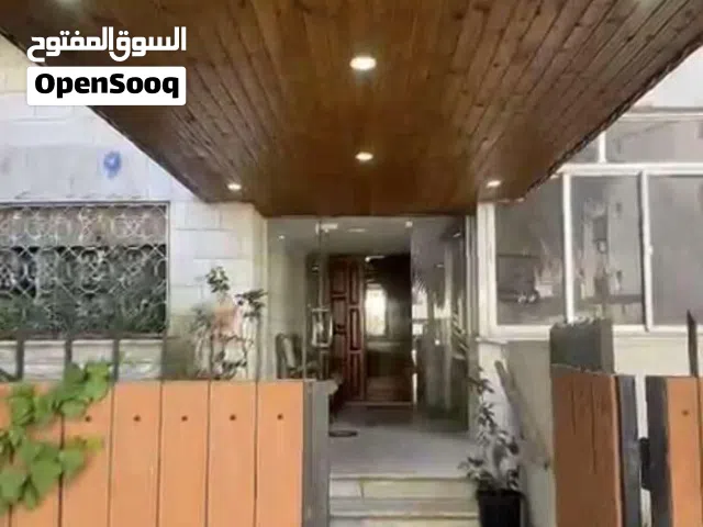 فيلا للبيع مستقلة في منطقة أم السماق الجنوبي  نظام ثلاثة شقق طابقيات على مساحة ارض 560 م